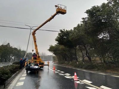 快速处置突发路灯被撞事件 及时消除安全隐患